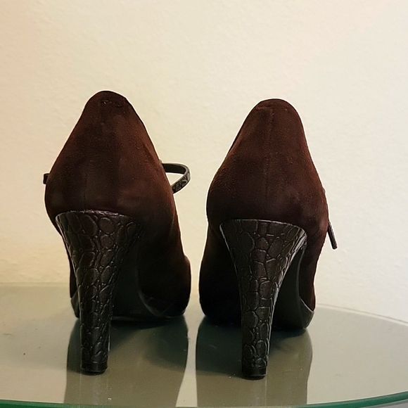 Bandolino Tollbridge PeepToe Suede Heel - Picture 5 of 7